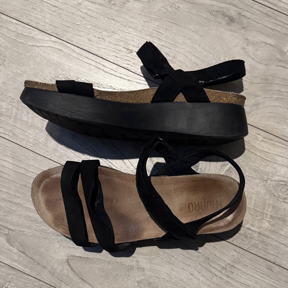 Munro Black and Tan Strappy Sandals